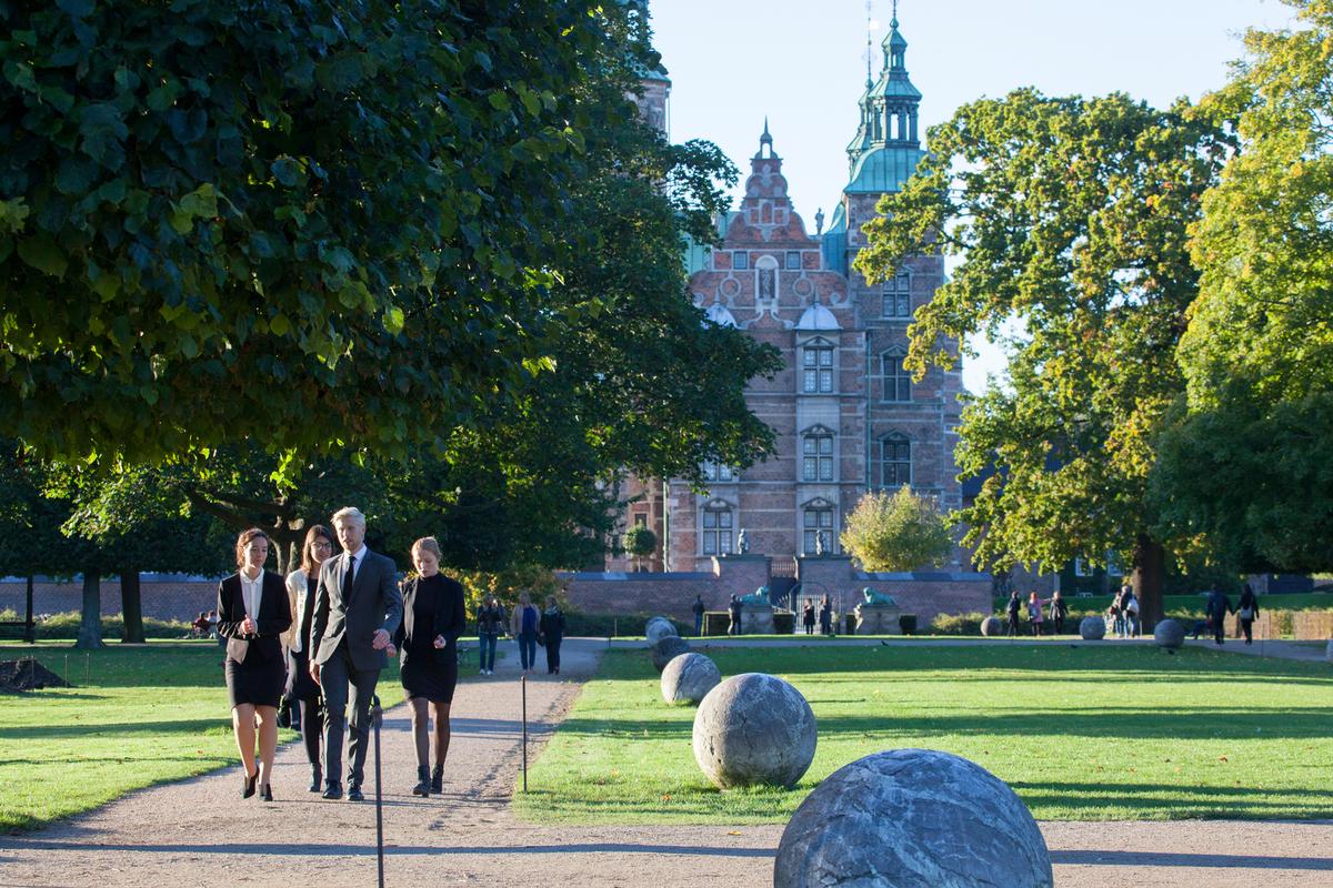 Meetings delegates walking in front of Rosenborg Castle