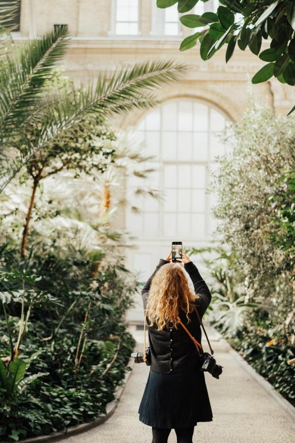 Girl photographing in the Carlsberg Glyptotek