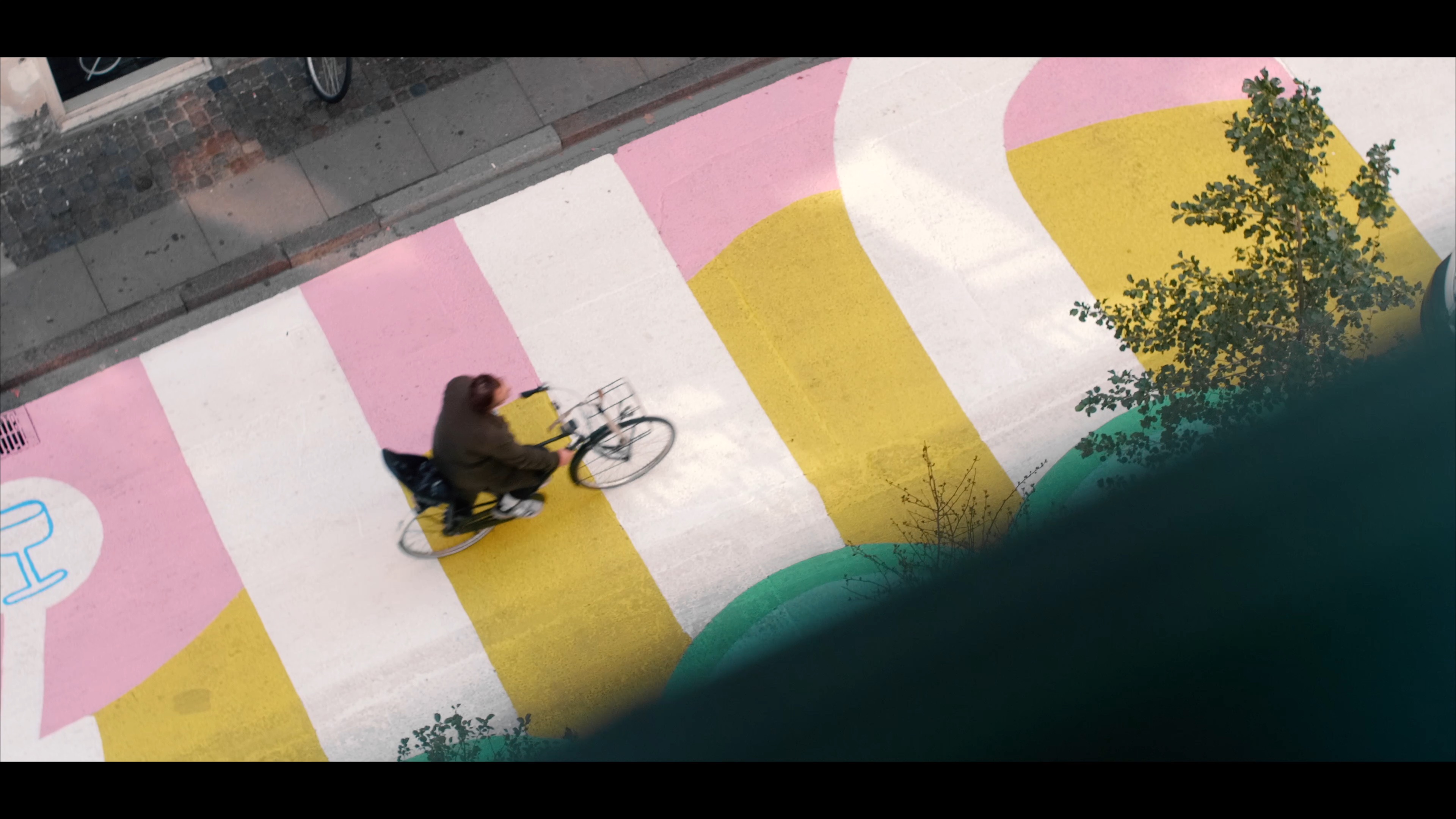 Mand cykler over fodgængerfelt 