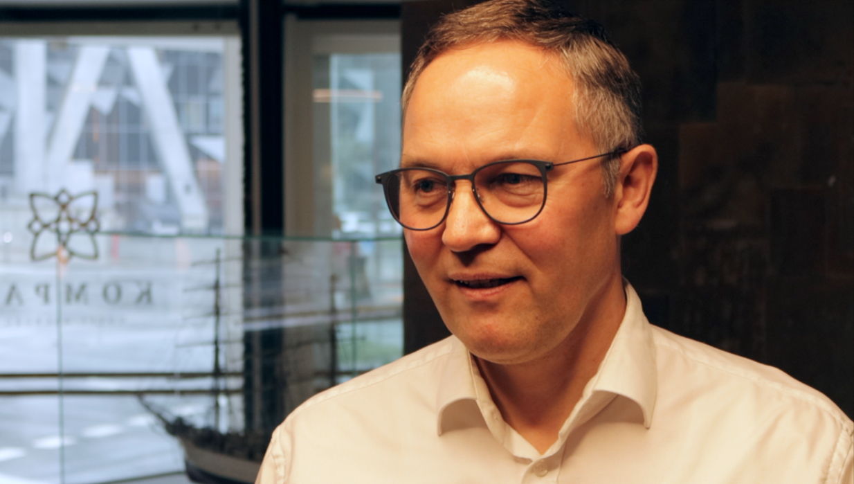 MDK - Kompas Hotel, Bo