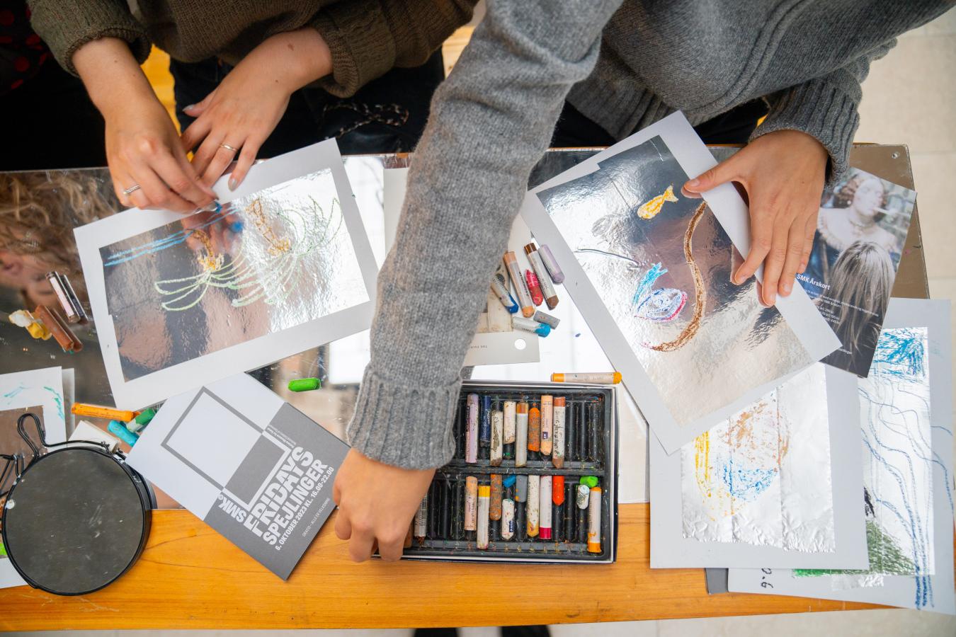 Fugleperspektiv af hænder der tegner