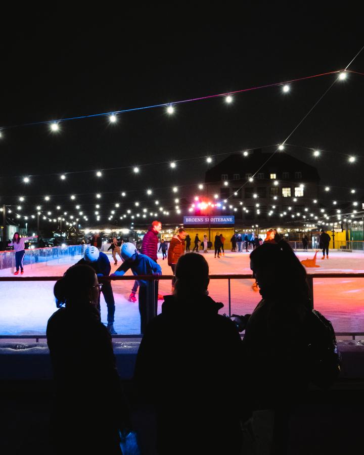 Broens skøjtebane med lys guirlande over banen