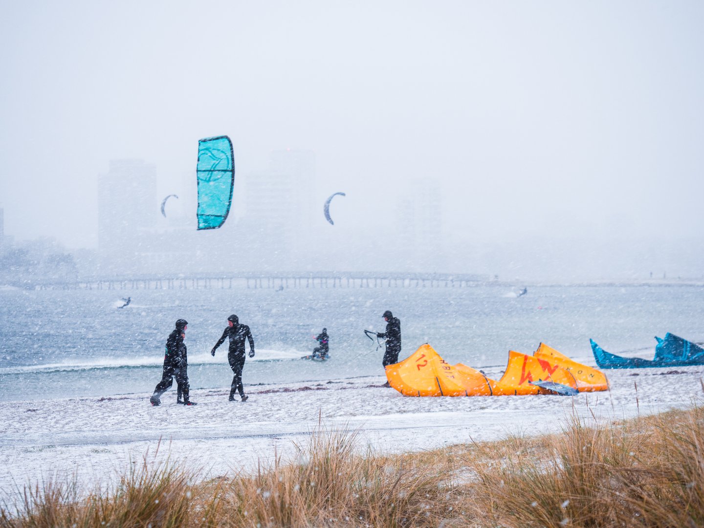 Kitesurfers i vintervejr