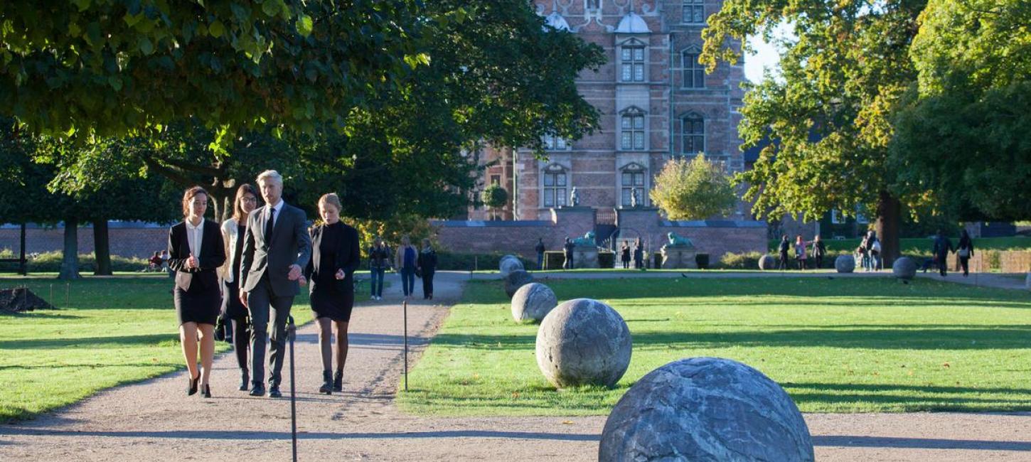 Meetings delegates walking in front of Rosenborg Castle