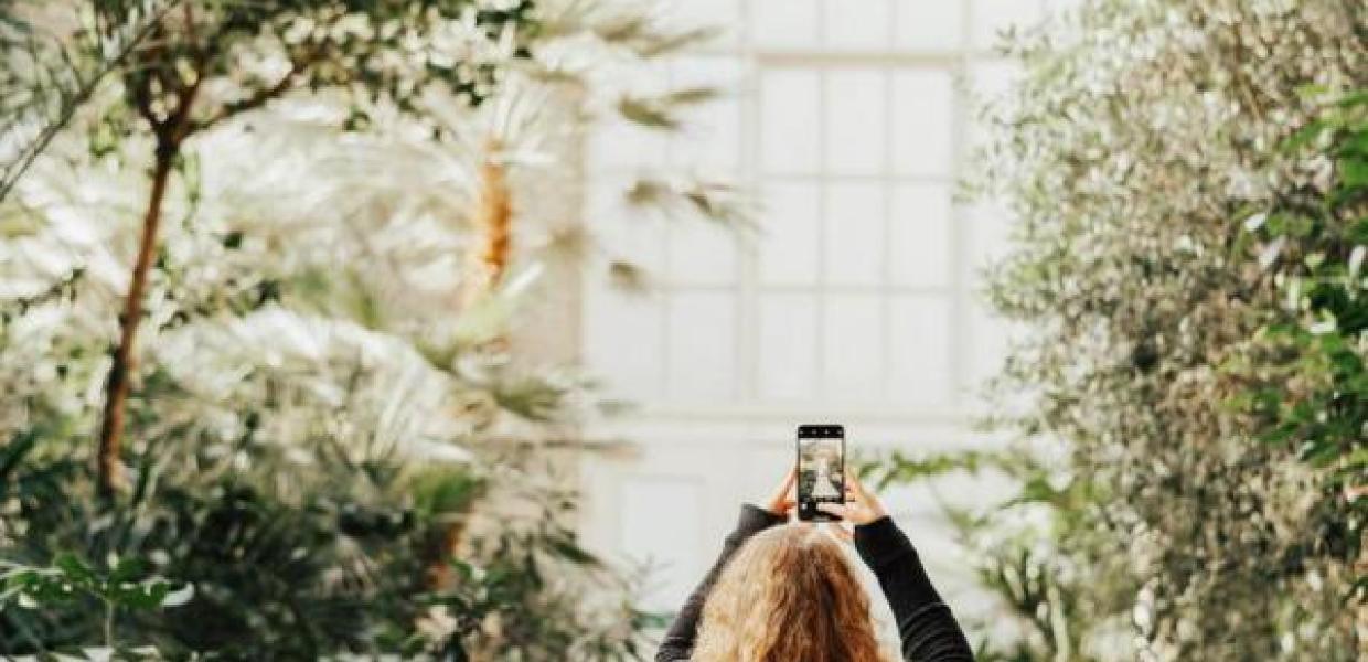 Girl photographing in the Carlsberg Glyptotek