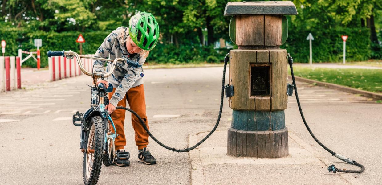 barn med cykel på trafiklegepladsen