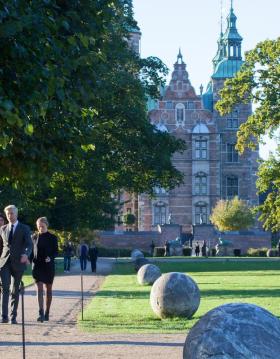 Meetings delegates walking in front of Rosenborg Castle