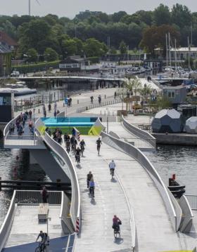 Cyclists crossing the inner harbour cycling bridge in Copenhagen